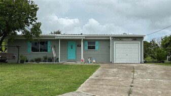 526 Alta Vista in Englewood, FL - Building Photo