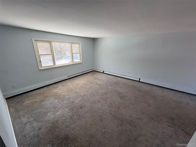 16 Linden St in Coram, NY - Building Photo - Building Photo