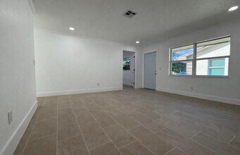 736 Neil Rd in West Palm Beach, FL - Building Photo - Building Photo