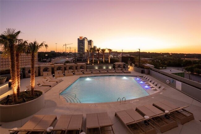 1400 W Peachtree St NW in Atlanta, GA - Building Photo - Building Photo