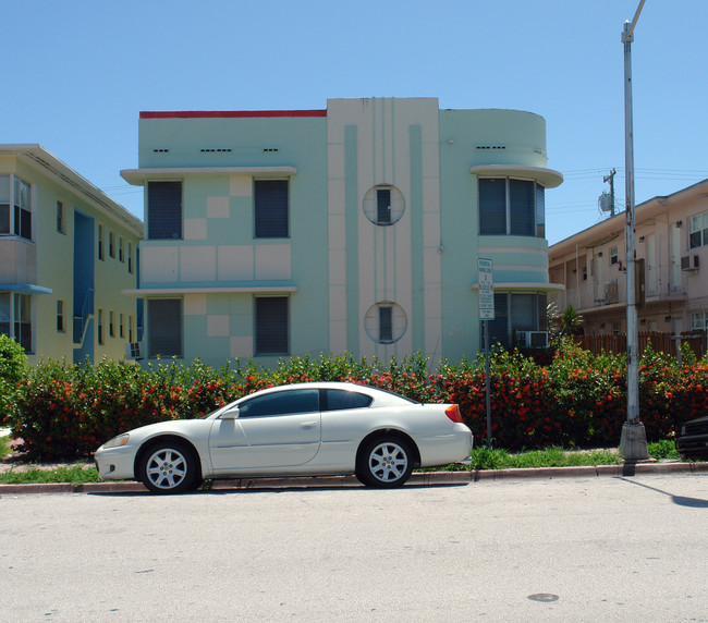 1043-1047 Euclid Ave in Miami Beach, FL - Foto de edificio - Building Photo