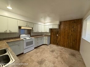 457 Madison Ave in Jermyn, PA - Building Photo - Building Photo