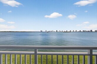 100 Shore Ct in North Palm Beach, FL - Building Photo - Building Photo