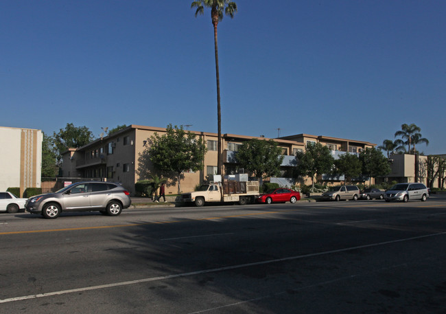 7025 Woodman Ave in Van Nuys, CA - Building Photo - Building Photo