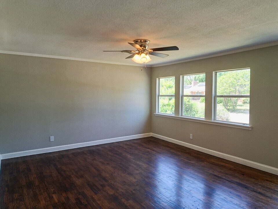 5011 W 11th St in Irving, TX - Building Photo