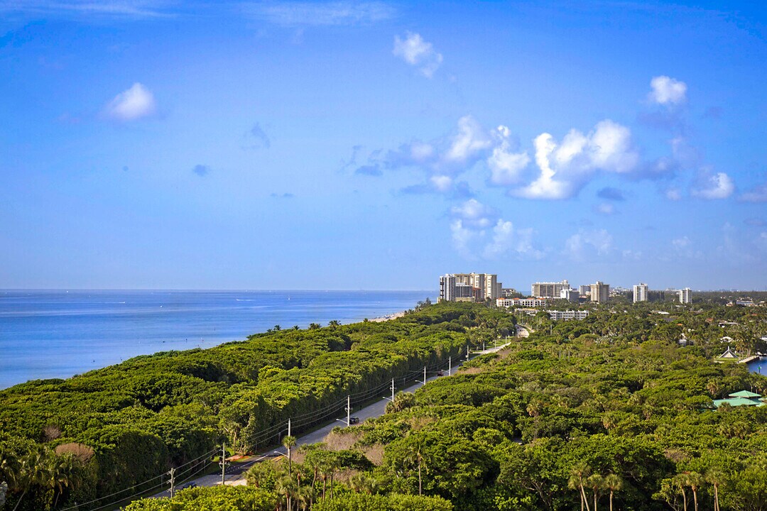 2121 N Ocean Blvd in Boca Raton, FL - Building Photo