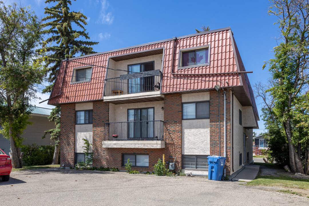 5911 51 Av in Red Deer, AB - Building Photo