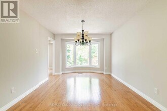 462 Alex Doner Dr in Newmarket, ON - Building Photo - Building Photo