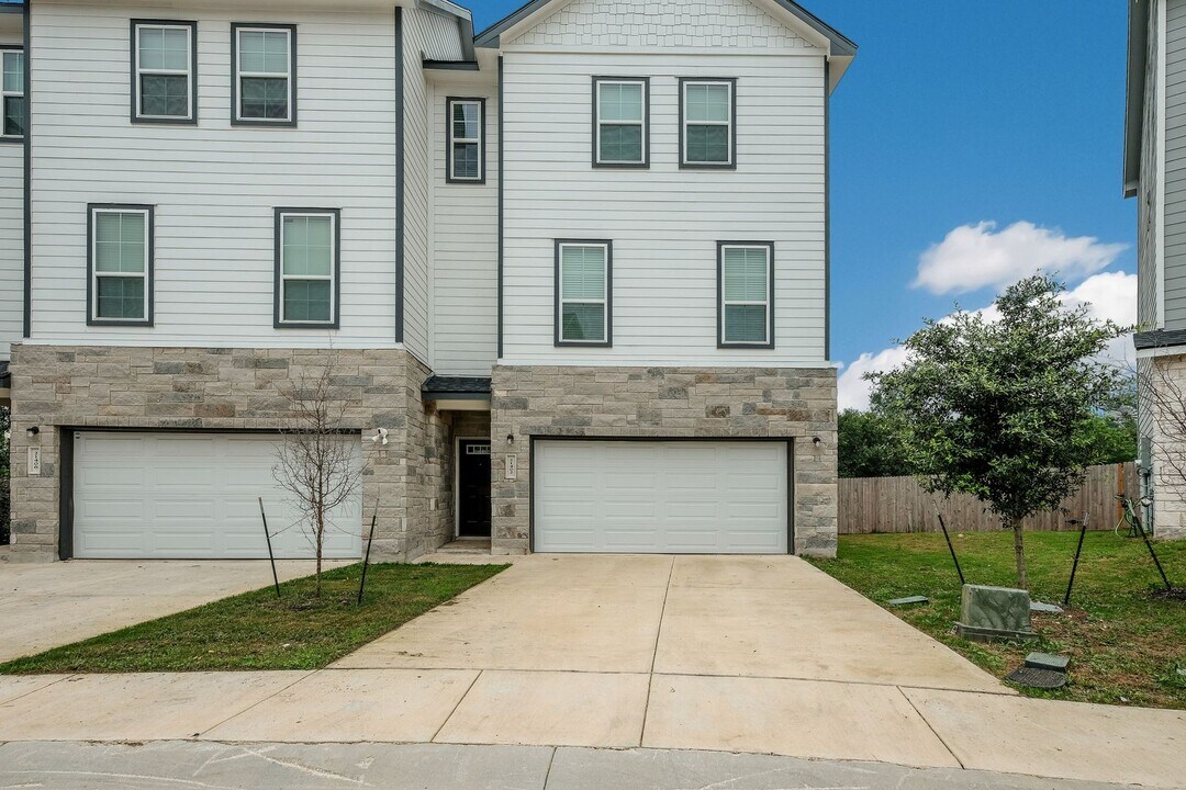 21402 James Charles in San Antonio, TX - Building Photo