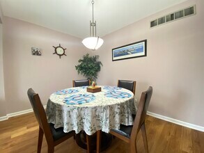 1949 Governors Ln in Hoffman Estates, IL - Building Photo - Building Photo