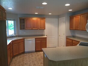 2723 Esther Ln in Grants Pass, OR - Building Photo - Building Photo