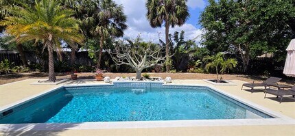 2115 Alvarado Ln in Sarasota, FL - Building Photo - Building Photo