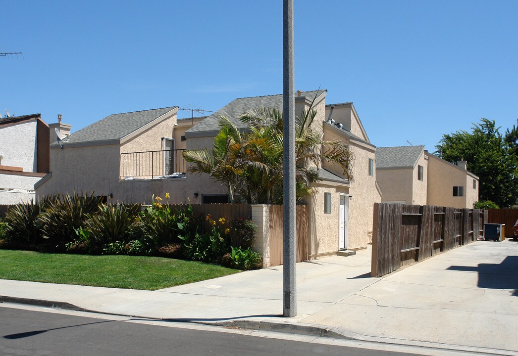 16692 Dolores St in Huntington Beach, CA - Foto de edificio