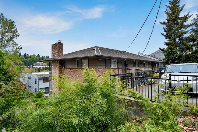 3043 Island Crest Way in Mercer Island, WA - Foto de edificio - Building Photo