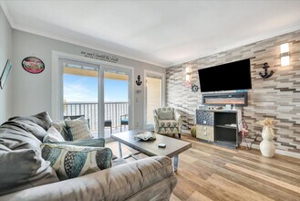 2506 N Rocky Point Dr in Tampa, FL - Building Photo - Building Photo