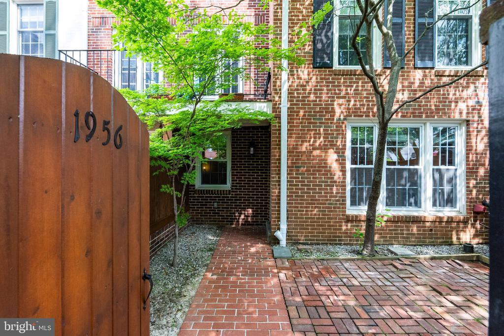 1956 N Cleveland St in Arlington, VA - Building Photo