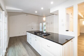 13942 Mango Dr in Del Mar, CA - Foto de edificio - Building Photo