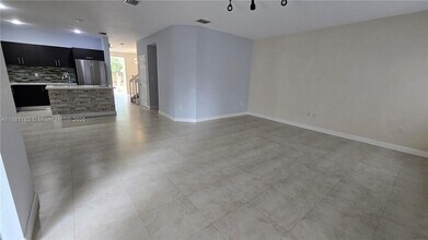 10320 NW 70th Terrace in Doral, FL - Building Photo - Building Photo