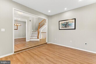 2410 Dakota Lakes Dr in Herndon, VA - Building Photo - Building Photo