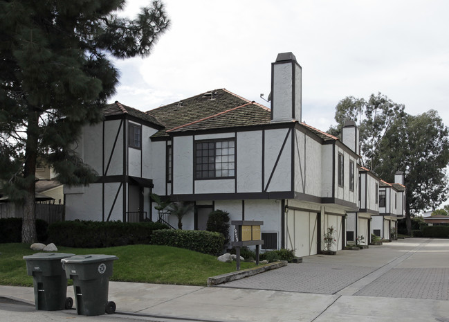 1955 Anaheim Ave in Costa Mesa, CA - Foto de edificio - Building Photo