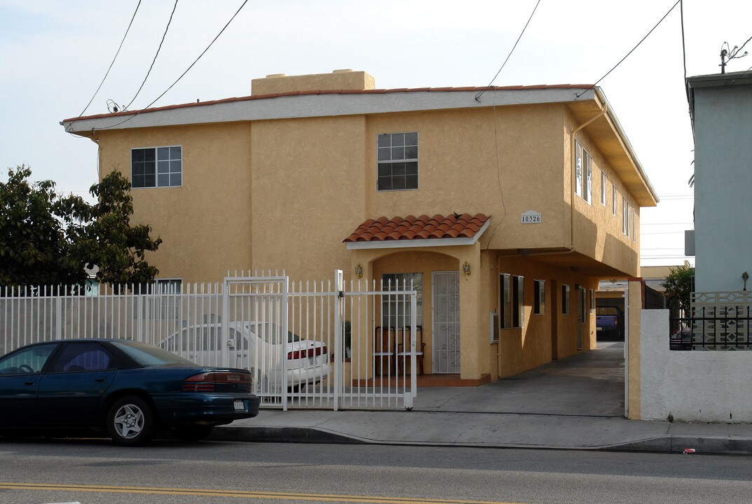 10326 S Inglewood Ave in Inglewood, CA - Foto de edificio