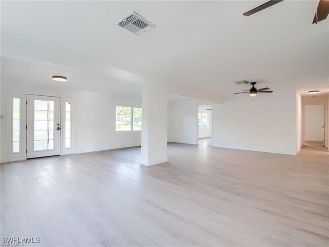 4853 Palmetto Ct in Naples, FL - Foto de edificio - Building Photo