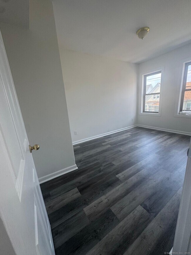 1071 Pembroke St-Unit -3E in Bridgeport, CT - Foto de edificio - Building Photo