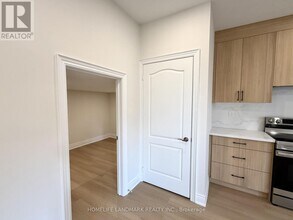 104 Mitchell Pl in Newmarket, ON - Building Photo - Building Photo