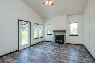 Zimmer Dr Townhomes in Manitowoc, WI - Foto de edificio - Interior Photo