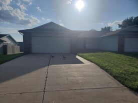 401 N Zachary Dr in Derby, KS - Building Photo