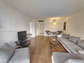 20400 W Country Club Dr in Aventura, FL - Foto de edificio - Building Photo