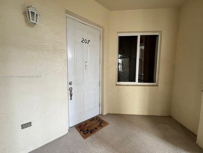 3500 Oaks Clubhouse Dr in Pompano Beach, FL - Building Photo - Building Photo