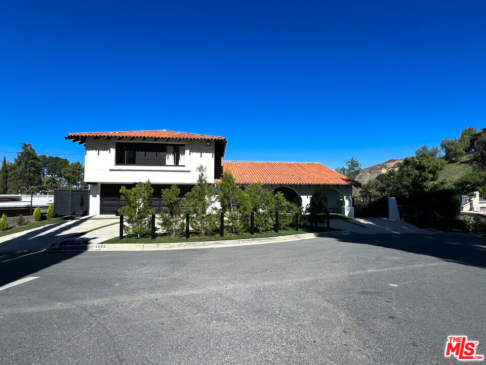 4660 Burgundy Rd in Los Angeles, CA - Building Photo