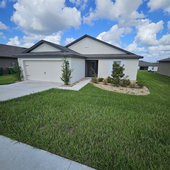 2057 Amber Sweet Cir in Dundee, FL - Foto de edificio