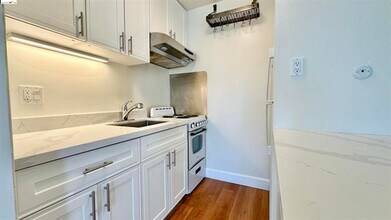 8 Commodore Dr in Emeryville, CA - Building Photo - Building Photo