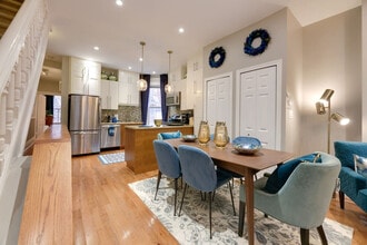 235 Markham St, Unit SI ID1403798P in Toronto, ON - Building Photo - Building Photo