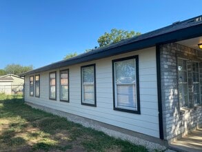 2427 Wescott Ave in San Antonio, TX - Foto de edificio - Building Photo