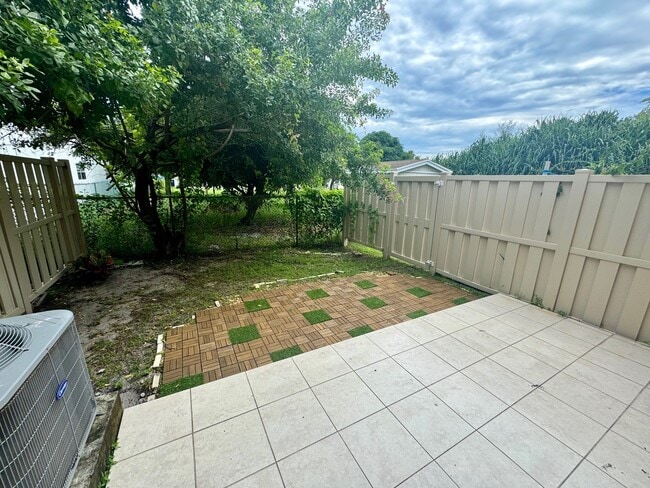 35 SE 3rd Ave in Hallandale Beach, FL - Foto de edificio - Building Photo