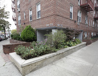 84-20 51st Ave in Elmhurst, NY - Foto de edificio - Building Photo