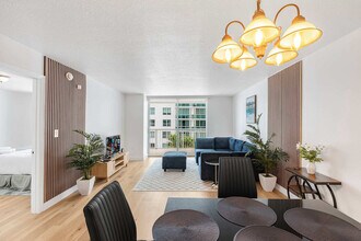 1 SE 12th St in Miami, FL - Foto de edificio - Building Photo