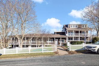 33 Starr Dr W, Unit 1 in Narragansett, RI - Building Photo - Building Photo