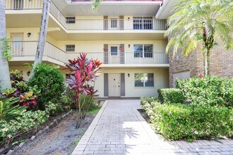 5540 Tamberlane Cir in Palm Beach Gardens, FL - Building Photo - Building Photo