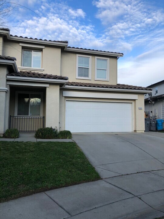 2141 Buck River St in Yuba City, CA - Building Photo