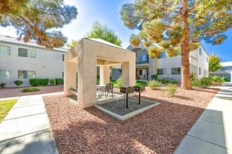 Country Club at The Meadows - 55+ Senior Apartments in Las Vegas, NV - Foto de edificio - Building Photo