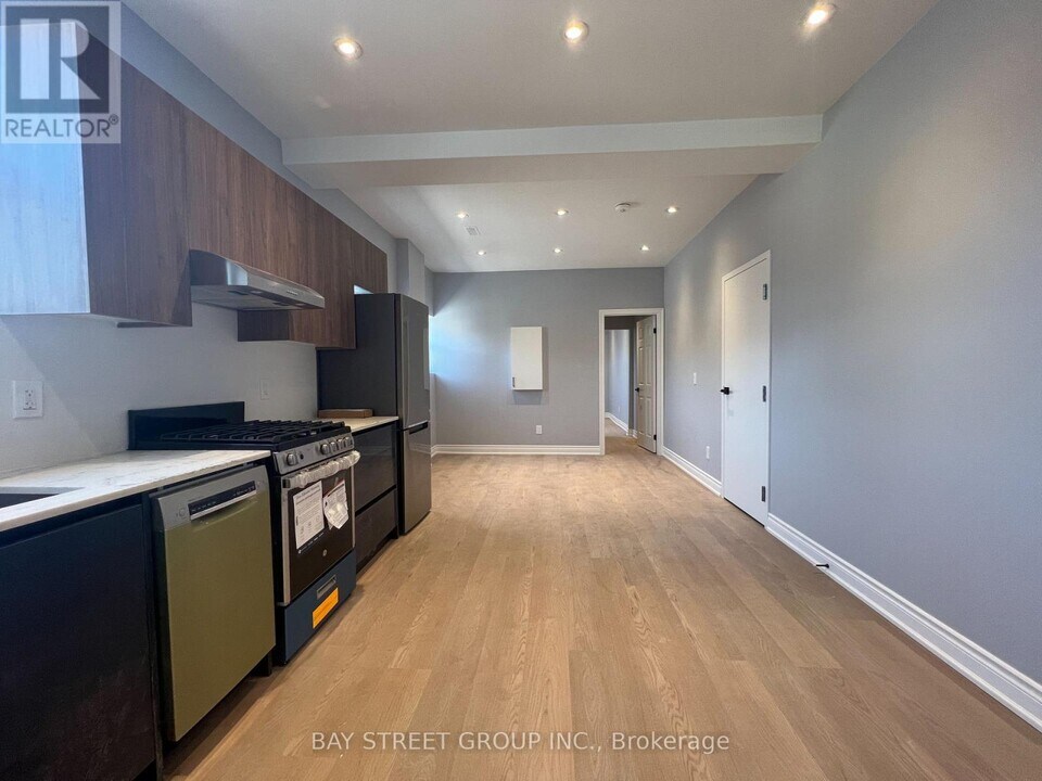 2386-2386 Lake Shore Blvd W in Toronto, ON - Building Photo