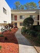 3300 Fox Chase Cir in Palm Harbor, FL - Building Photo