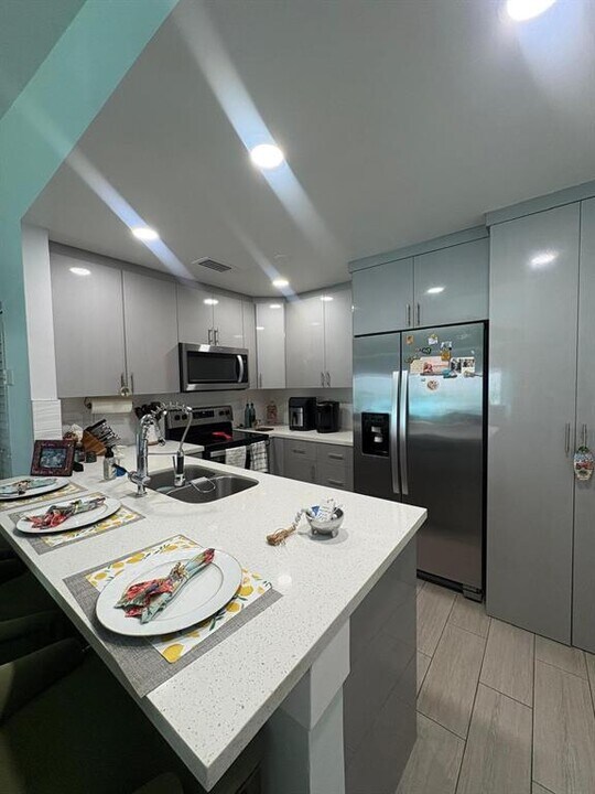 3364 NW 101st Ave in Sunrise, FL - Building Photo