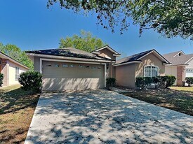 801 MacKenzie Cir in St. Augustine, FL - Building Photo