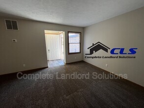 1742 E Morgan Dr in Terre Haute, IN - Foto de edificio - Building Photo