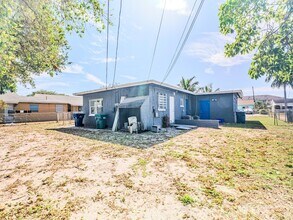 112 W 34th St, Unit 1 in Riviera Beach, FL - Foto de edificio - Building Photo